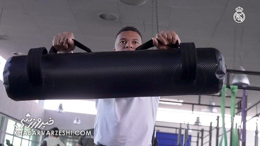 ویدیو| از حرکات جالب در سالن وزنه تا تشویق بلینگام پس از باز کردن گل کوچیک/ آخرین تمرین رئال