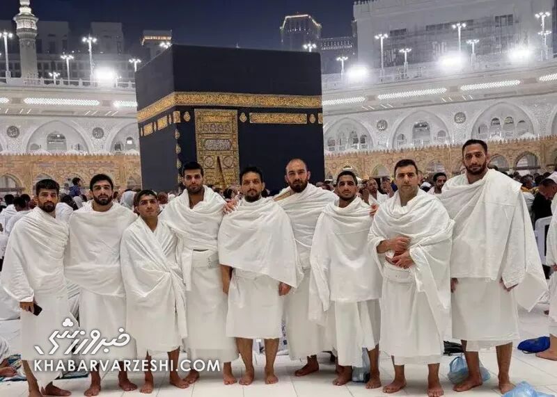 ستاره‌های کشتی آزاد با لباس احرام در مسجدالحرام +تصاویر