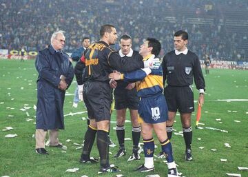 ویدیو| مارادونا مقابل چیلاورت؛ تقابل دو افسانه!/ شیرجه شگفت‌انگیزی که اسطوره آرژانتینی را به تشویق رقیب واداشت!