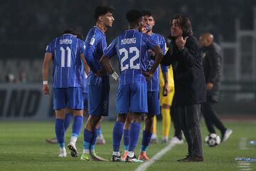 واکنش هواداران خشمگین استقلال به تساوی مقابل الوصل/ فرار بازیکنان ساپینتو به رختکن