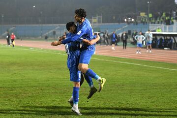 تقسیم کار ناعادلانه در استقلال؛ اسم‌ها پول می‌گیرند، جوانان جور می‌کشند!