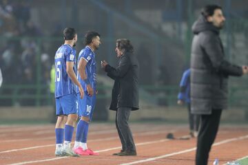 جنجال رضاییان روی نیمکت به خاطر تصمیم عجیب ساپینتو؛ رامین پیراهن استقلال را پرت کرد؟