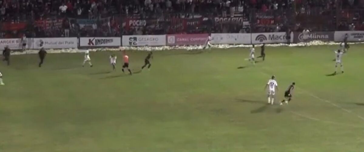 ویدیو| حمله تماشاگر به داور در نیمه نهایی!