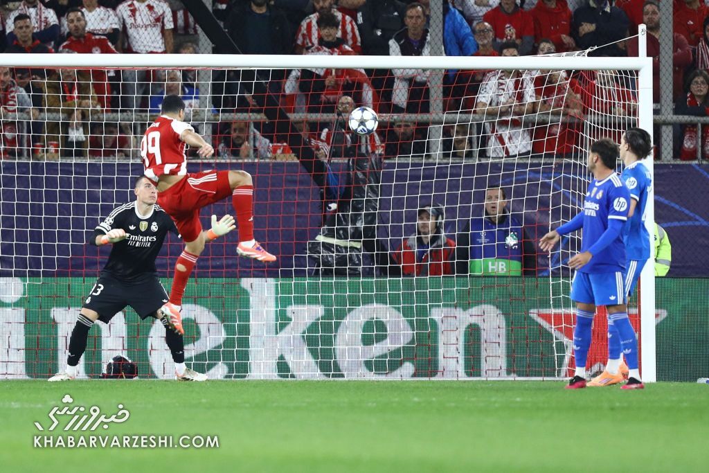 گل مهدی طارمی در دیدار المپیاکوس و رئال مادرید از نمای روبه‌روی دروازه