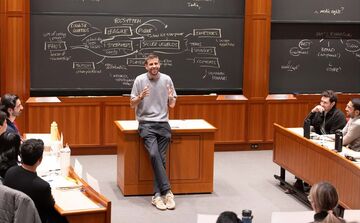 ستاره‌ای که استاد دانشگاه هاروارد شد؛ تدرس لیگ عجیب و غریب برای دانشجویان! +تصاویر