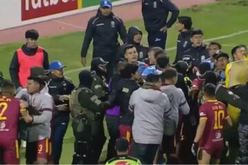جنگ تمام‌عیار در فوتبال بولیوی؛ داور ۱۷ نفر را اخراج کرد +ویدیو