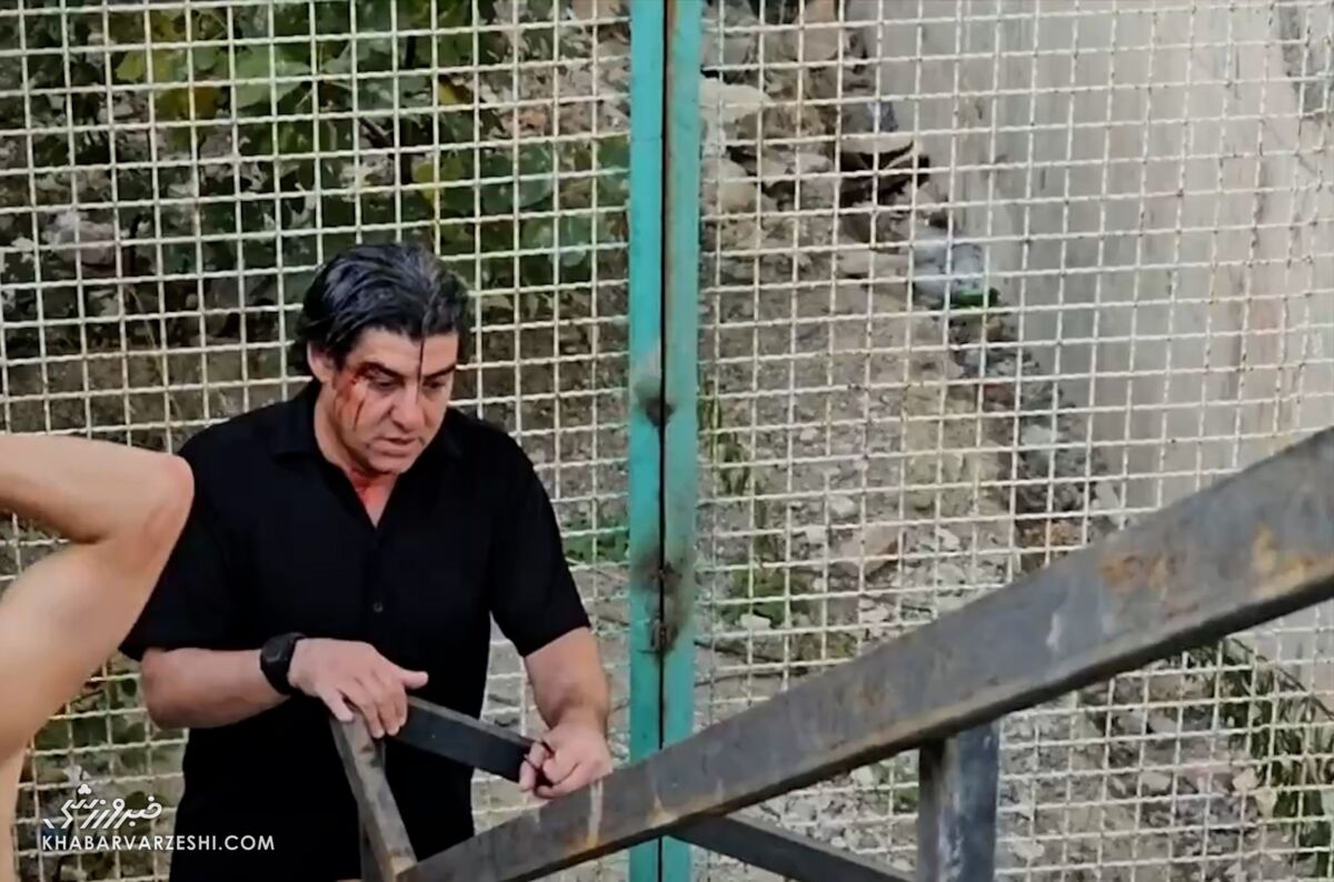 ویدیو| ستاره سابق پرسپولیس خونین و مالی شد!/ شرم‌آورترین صحنه‌ها در فوتبال ایران