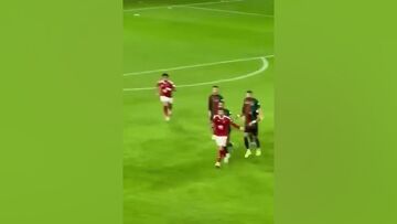 ویدیو| درگیری بر سر یک شیء تیز در زمین فوتبال!