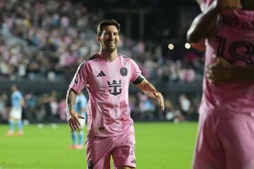 لحظه‌ای ماندگار؛ مسی و بوسه مادرش در جشن قهرمانی +عکس