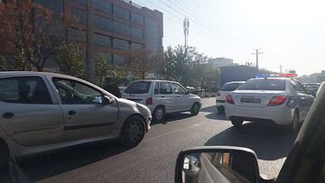 ویدیو| اتوبوس استقلال با اسکورت پلیس در خیابان‌های قلعه حسن خان