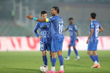 ویدیو| رامین رضاییان راه باز کردن دروازه پرسپولیس را فهمید؟/ آزمایش ستاره استقلال قبل دربی جواب داد!