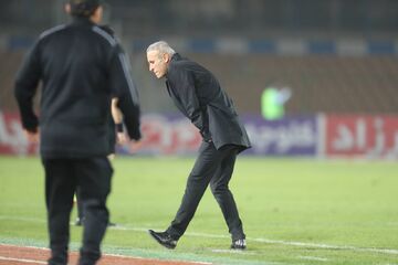 عمق فاجعه در فوتبال ایران، امپراطور هم به دنبال اوت دستی