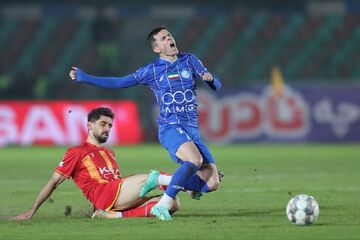 بوسه ۵۱ میلیونی جنجال تازه در فوتبال ایران