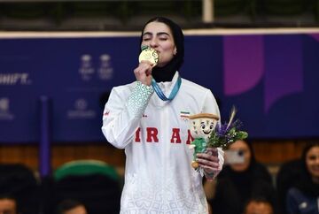 شیردختر ایرانی با نخستین طلای کاراته زنان جهان شگفتی‌ساز شد/ تاریخ‌سازی شیرین آتوسا گلشادنژاد