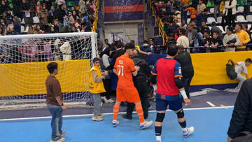 ویدیو| کتک‌کاری و فحاشی عجیب و وحشیانه در سالن فوتسال/ آبروریزی جدید ورزش ایران با رفتارهای زشت و زننده!