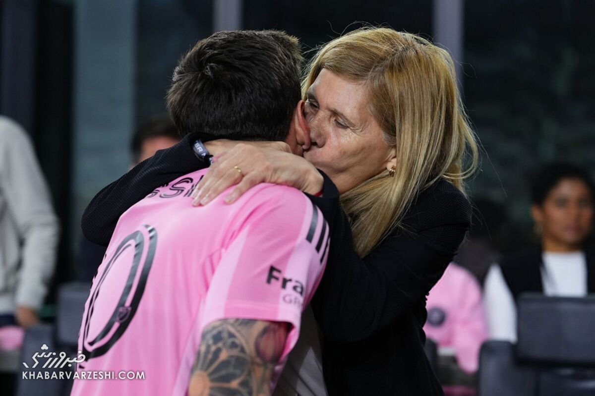 لحظه‌ای ماندگار؛ مسی و بوسه مادرش در جشن قهرمانی +عکس