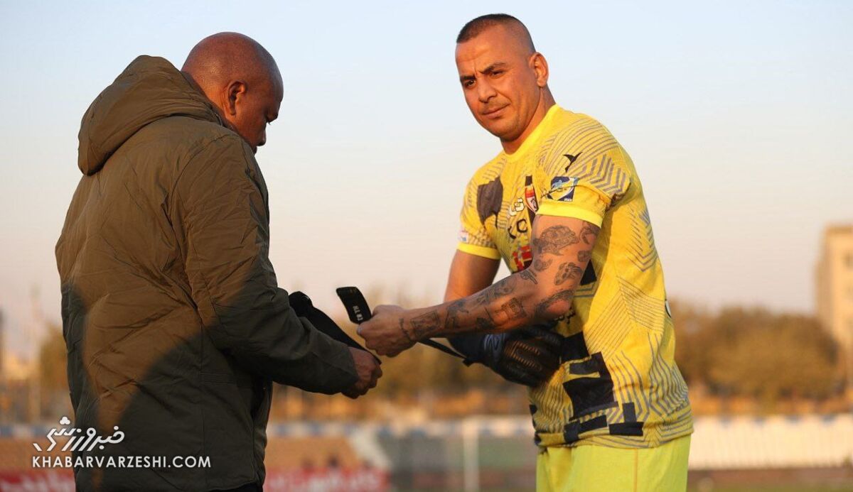 ویدیو| ناکامی آسانی در گلزنی با واکنش تک دست حامد لک!