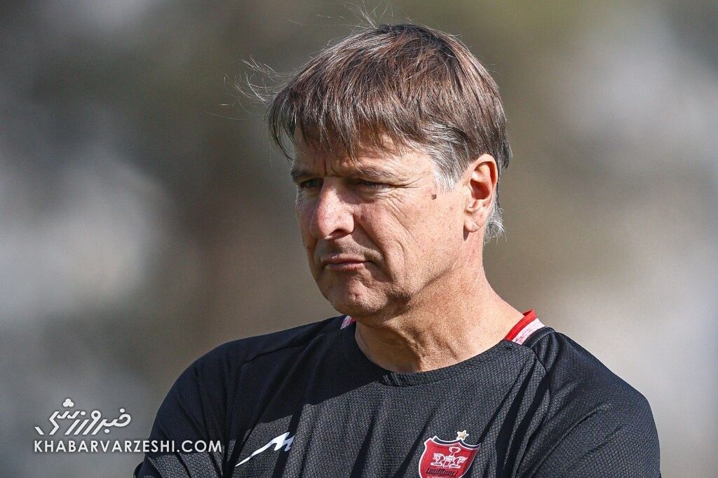 یک مربی از کادر فنی پرسپولیس جدا شد