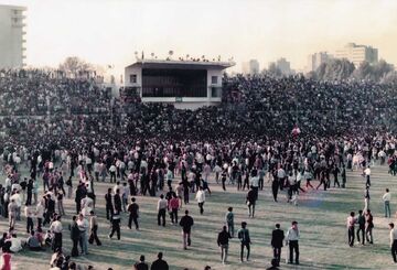 عکس دیده‌نشده از اولین دربی استقلال و پرسپولیس بعد از انقلاب/ واکنش مسئولین: قید فوتبال را بزنیم!