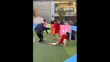 ویدیو| دریبل‌های ظریف زیدان در گل کوچیک با دختران!