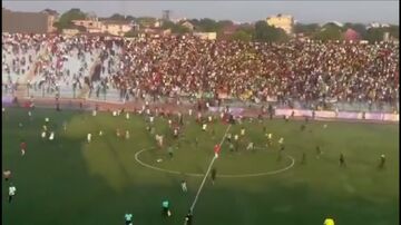 ویدیو| خشونت باورنکردنی در دربی کنگو/ حبس بازیکنان و انتقال ده ها نفر به بیمارستان!