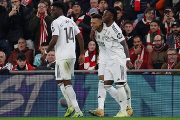 کهکشانی‌ها روی لاک امباپه در تعقیب بارسلونا