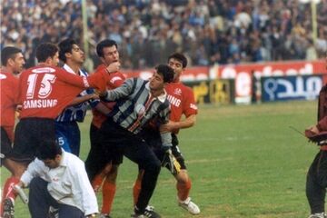 ویدیوی عجیب‌ترین درگیری دربی تهران/ مشت، پشت پا، کله زدن!