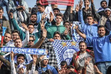 ظرفیت ورزشگاه اراک تکمیل شد/ هجوم مردم به گیت‌های ورودی!