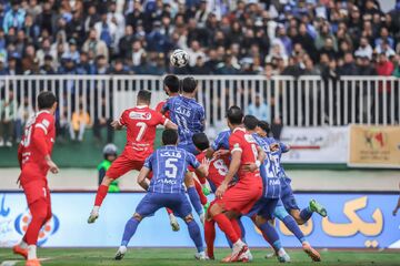 پرسپولیس ۰ - استقلال ۰/ جنگ پرسپولیس و استقلال برنده نداشت/ دوئل برزیلی و پرتغالی به تساوی نفسگیر سرخابی‌ها در دربی ختم شد