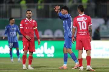 حمله طرفداران استقلال به سروش رفیعی/ بازیکن پرسپولیس فحاشی کرده، محرومش کنید!