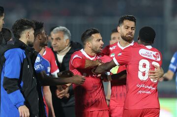 ویدیو| واکنش مدافع پرسپولیس به درگیری اوریه با مهاجم استقلال