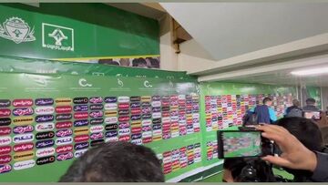 ویدیو| بازیکنان استقلال پاسخ خبرنگاران را ندادند