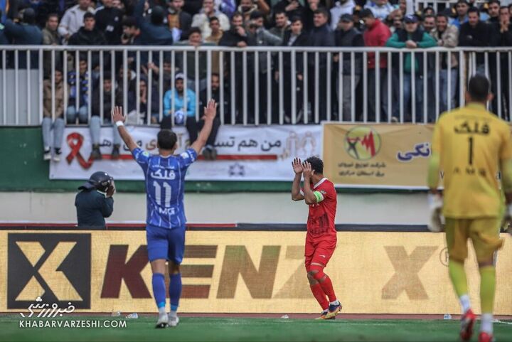 پرتاب سنگ به سوی امید عالیشاه؛ پرسپولیس - استقلال