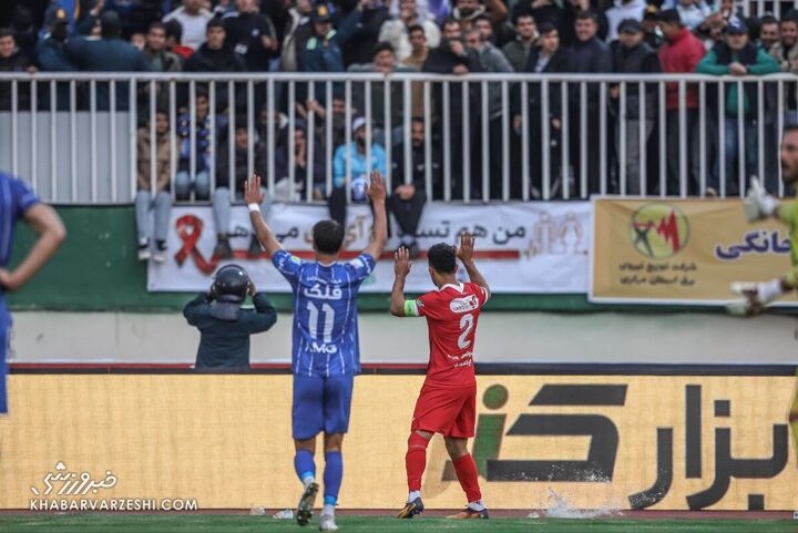 پرتاب سنگ به سوی امید عالیشاه؛ پرسپولیس - استقلال