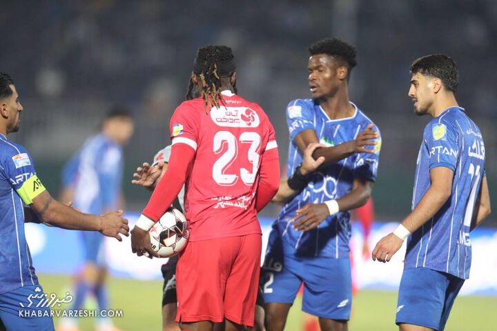 درگیری دیدیه اندونگ و تیوی بیفوما؛ پرسپولیس - استقلال