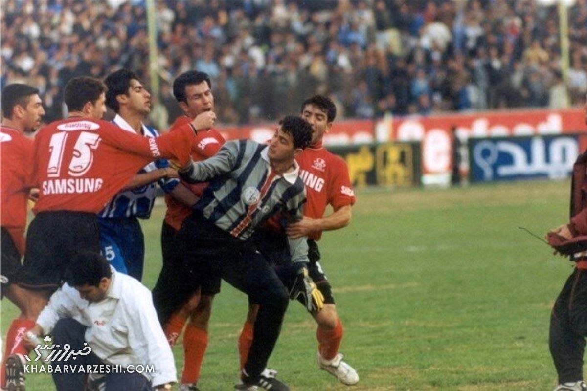 ویدیوی عجیب‌ترین درگیری دربی تهران/ مشت، پشت پا، کله زدن!