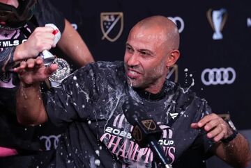 ویدیو| ماسچرانو وسط کنفرانس خبری موش آبکشیده شد/ حمام شادی برای سرمربی قهرمان!