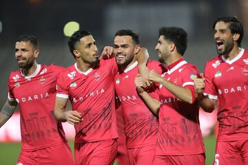 پیکان ۰ - پرسپولیس ۱/ سرخ‌ها با جادوی اورونوف صدرنشین شدند/ پیکان با چیپ دقیق چپ کرد!