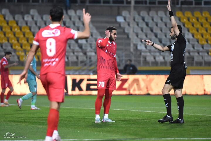 امیر عرب‌براقی (داور) و اوستون اورونوف؛ پیکان - پرسپولیس