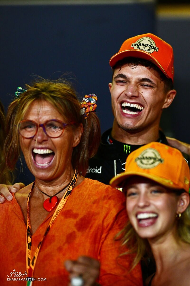 لاندو نوریس در کنار مادر و نامزدش