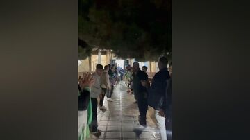 ویدیو| تشویق متفاوت هواداران باشگاه لیگ برتری/ تونل در فرودگاه!