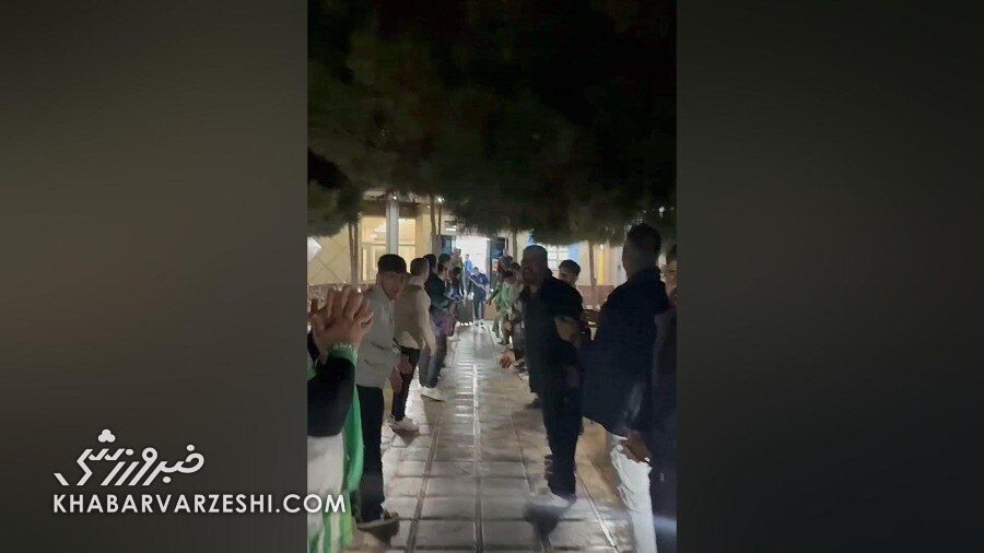 ویدیو| تشویق متفاوت هواداران باشگاه لیگ برتری/ تونل در فرودگاه!