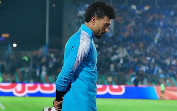 اعتراض تند رامین رضاییان به ساپینتو؛ ستاره استقلال کفش‌هایش را به زمین کوبید +عکس