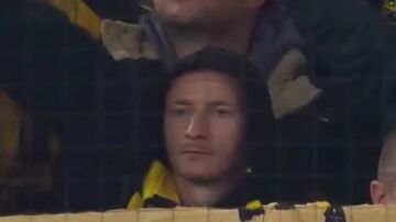 ویدیو| بازگشت کاپیتان به خانه/ VIP نه، ستاره محبوب بازی را ایستاده از سکوی تیفوسی‌ها دید!