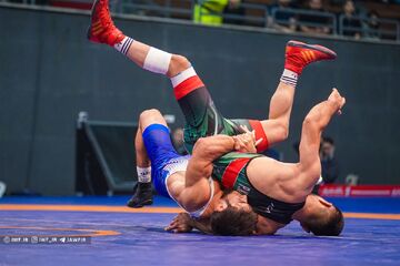 مالک پرسپولیس با شکست استقلال قهرمان شد/ فینال جنجالی در باران بطری!