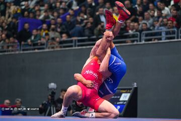 مالک پرسپولیس با شکست استقلال قهرمان شد/ فینال جنجالی در باران بطری!