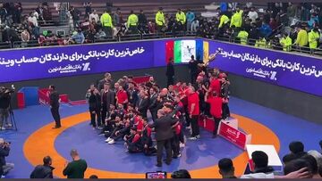 ویدیو| کاپ قهرمانی بالای سر بانک شهر/ استقلال روی سکو هم نیامد!