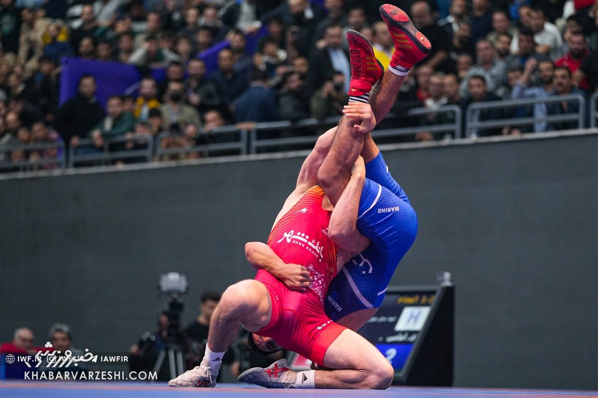 مالک پرسپولیس با شکست استقلال قهرمان شد/ فینال جنجالی در باران بطری!