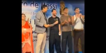 ویدیو| واکنش مسی وقتی مجسمه ۲۱ متری خودش را دید!