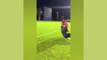 ویدیو| وقتی بادیگارد مسی بازیکنان را هم مهار می‌کند!